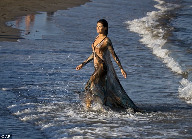 Isabeli Fontana khoe dáng vóc siêu mẫu trên bãi biển Venice - 14 Isabeli Fontana khoe dáng vóc siêu mẫu trên bãi biển Venice - 14