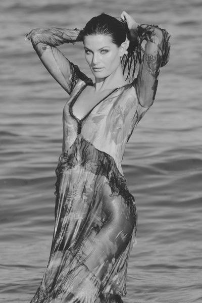 Isabeli Fontana khoe dáng vóc siêu mẫu trên bãi biển Venice - 8
Người đẹp 34 tuổi sở hữu dáng vóc nuột nà và gương mặt cá tính.