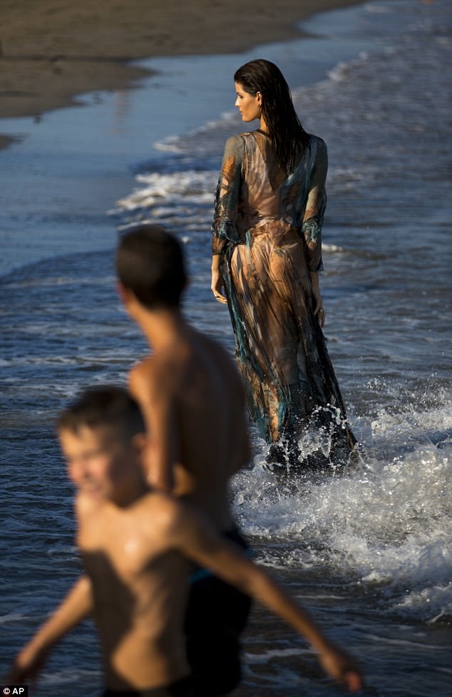 Isabeli Fontana khoe dáng vóc siêu mẫu trên bãi biển Venice - 16 Isabeli Fontana khoe dáng vóc siêu mẫu trên bãi biển Venice - 16