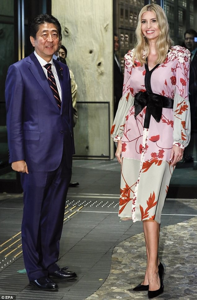 Đệ nhất ái nữ Mỹ ăn tối cùng Thủ tướng Nhật Bản - 2
Ivanka Trump có chuyến công du tới Nhật Bản với tư cách một cố vấn Nhà Trắng để tham dự Hội nghị Hội đồng toàn cầu vì phụ nữ 2017 (WAW!) diễn ra ở thành phố Narita. (Ảnh: EPA)