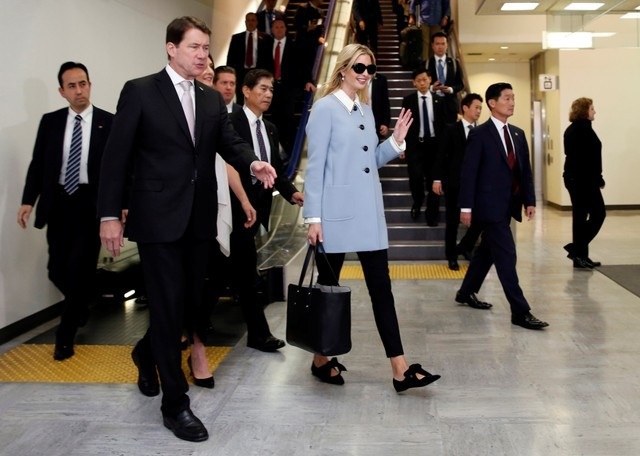 Đệ nhất ái nữ Mỹ ăn tối cùng Thủ tướng Nhật Bản - 12
Ivanka vẫy tay chào khi tới sân bay Narita ở Tokyo ngày 2/11. (Ảnh: Reuters)