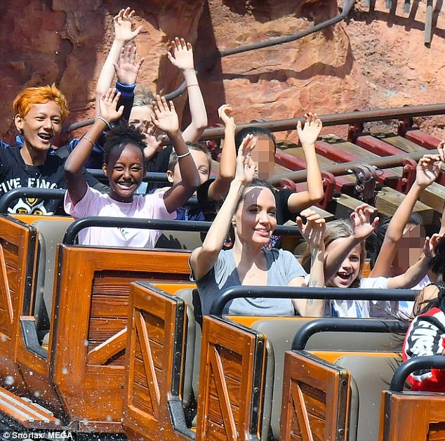 
Angelina Jolie đưa các con đi chơi ở Disneyland, Anaheim, California, Mỹ ngày 27/5 vừa qua
