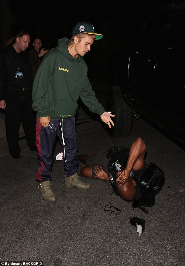 Justin Bieber lái xe đâm phải thợ săn ảnh - 1
Justin Bieber lái xe rời nhà thờ Hillsong ở Los Angeles ngày 26/7 vừa qua và vô tình va quệt vào 1 thợ săn ảnh khiến anh này bị thương nhẹ ở chân