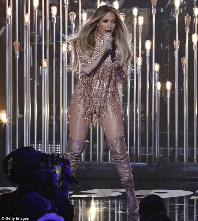 
Jennifer Lopez tràn đầy năng lượng trên sân khấu trong buổi diễn tại Miami ngày 15/10 vừa qua
