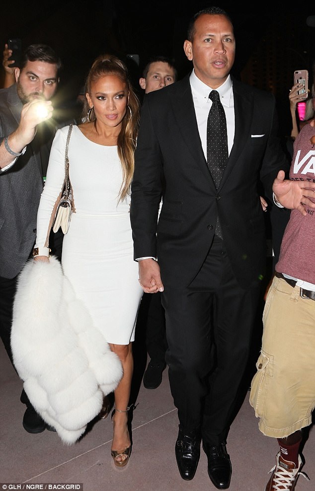 Dàn sao đình đám thế giới đi xem trận quyền anh "thế kỷ" - 1
Jennifer Lopez sánh đôi bạn trai trẻ Alex Rodriguez tới xem trận quyền anh thế kỷ giữa Mayweather và McGregor ngày 27/8 vừa qua