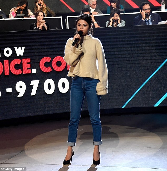 
Selena Gomez ăn vận rất giản dị
