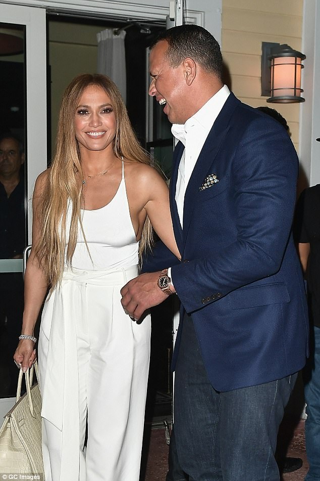 Jennifer Lopez đẹp đôi bên bồ trẻ - 3
Nữ ca sỹ nổi tiếng trẻ đẹp hút hồn với trang phục thanh lịch và gợi cảm