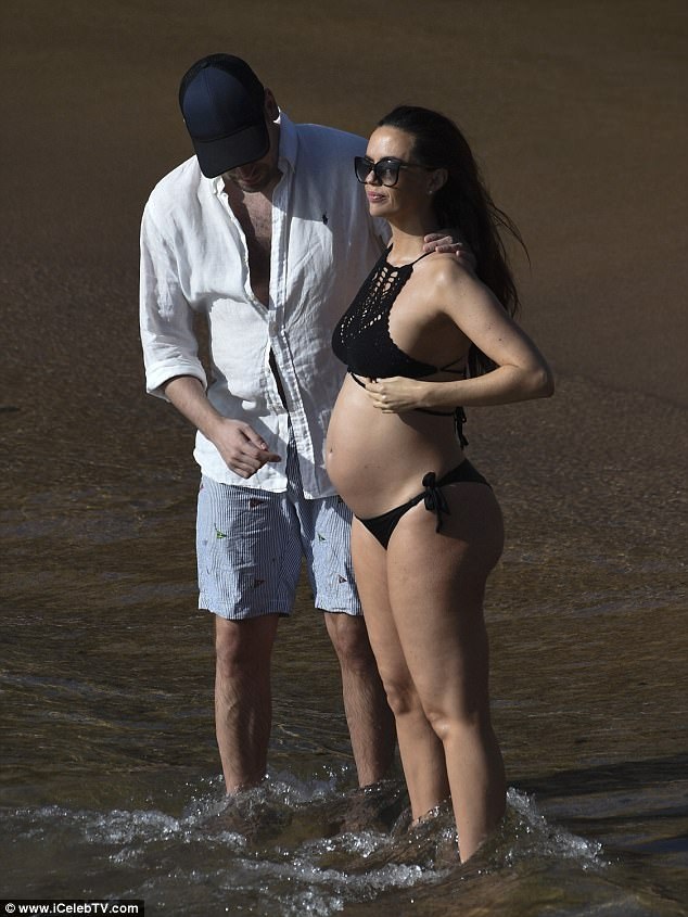 
Người đẹp vẫn tới trường quay bình thường trong vài tháng đầu của thai kỳ
