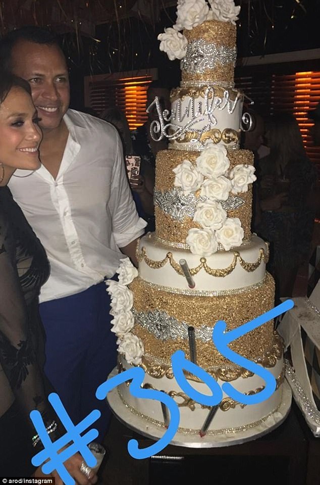 Jennifer Lopez đẹp đôi bên bồ trẻ - 8
Người đẹp từng trải qua 3 cuộc hôn nhân thất bại từng chia sẻ, cô luôn tin vào tình yêu màu hồng