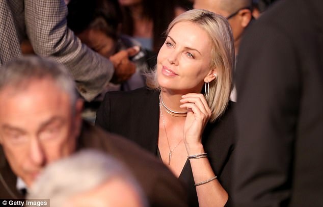 Dàn sao đình đám thế giới đi xem trận quyền anh "thế kỷ" - 8
Khách VIP còn có minh tinh giành giải Oscar Charlize Theron