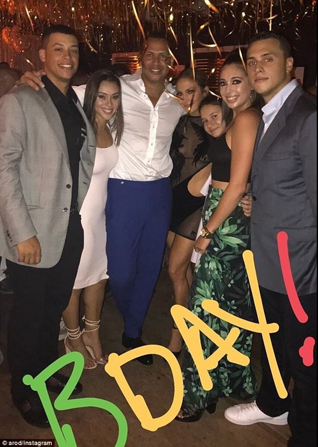 Jennifer Lopez đẹp đôi bên bồ trẻ - 10
Jennifer Lopez hạnh phúc đón tuổi 48 bên bạn trai và các người thân trong gia đình.