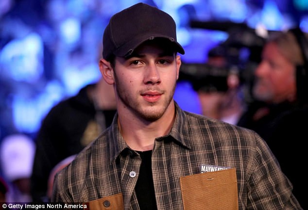 Dàn sao đình đám thế giới đi xem trận quyền anh "thế kỷ" - 11
Nick Jonas