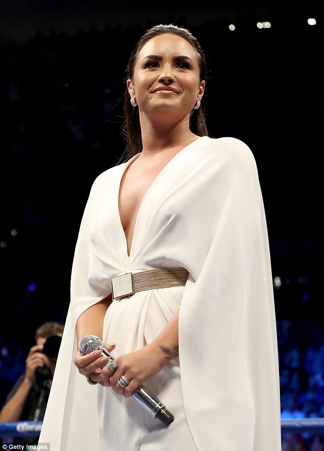 Dàn sao đình đám thế giới đi xem trận quyền anh "thế kỷ" - 13
Demi Lovato vinh dự được hát quốc ca