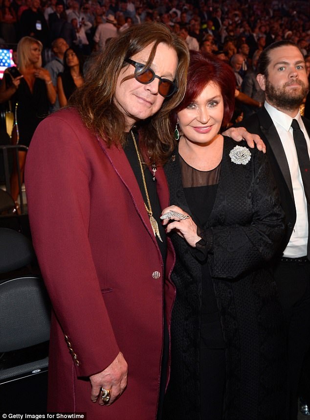 Dàn sao đình đám thế giới đi xem trận quyền anh "thế kỷ" - 15
Vợ chồng Ozzy Osbourne