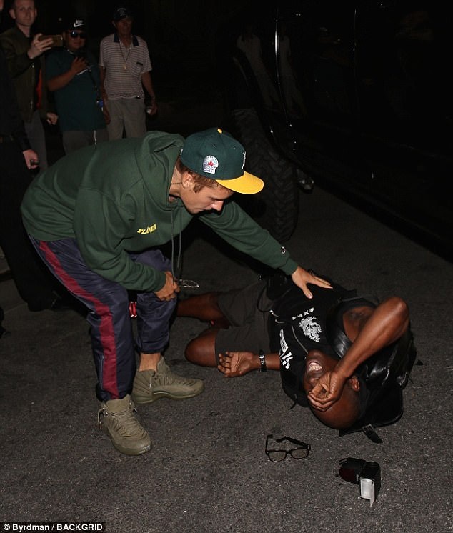 Justin Bieber lái xe đâm phải thợ săn ảnh - 3
Thợ săn ảnh sau đó đã được đưa vào viện điều trị vết thương nhỏ