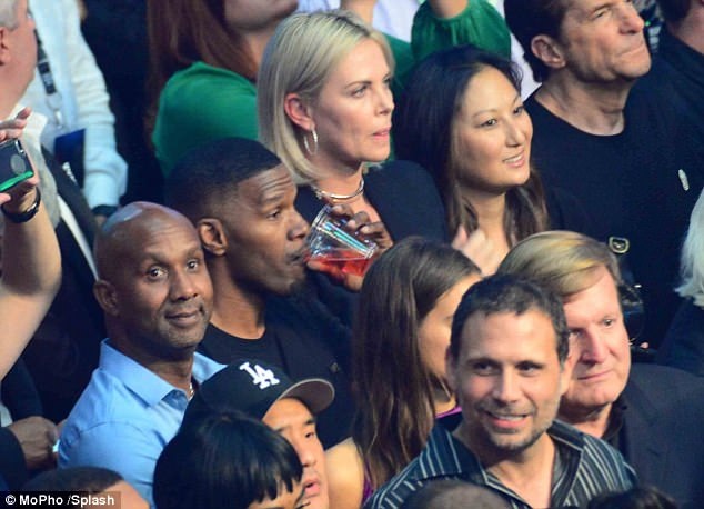 Dàn sao đình đám thế giới đi xem trận quyền anh "thế kỷ" - 21
Jamie Foxx ngồi kế bên Charlize Theron