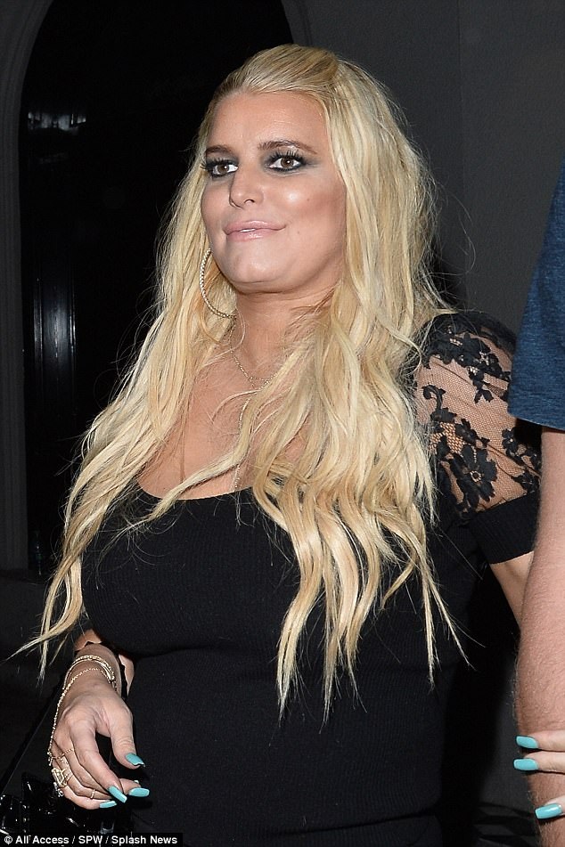 Jessica Simpson say xỉn trong ngày sinh nhật - 4
Jessica Simpson có vẻ tăng cân nhiều sau 2 lần sinh nở. Cô diện trang phục đen để giấu vóc dáng đầy đặn
