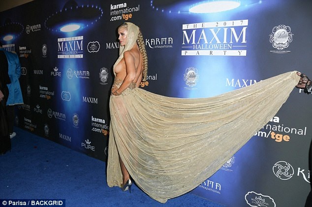 Sao hở bạo trong tiệc Halloween - 4
Cô cho biết,mình đi chơi nhiều hơn với bạn bè trong giai đoạn này để quên đi nỗi buồn hôn nhân tan vỡ