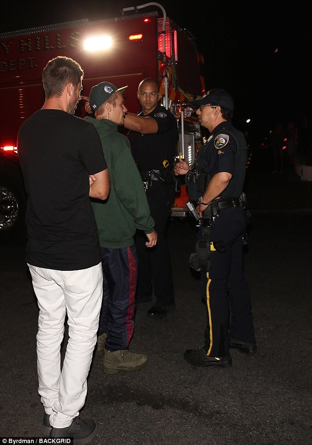 Justin Bieber lái xe đâm phải thợ săn ảnh - 6
Ngôi sao người Canada tới nhà thờ thường xuyên hơn trong thời gian này.