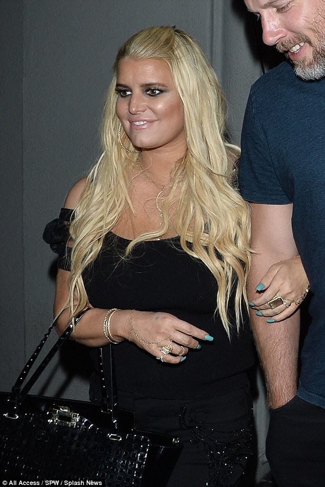 Jessica Simpson say xỉn trong ngày sinh nhật - 6
Jessica Simpson gần như biến mất khỏi làng giải trí, chỉ dồn sức cho việc kinh doanh thời trang trong vài năm trở lại đây