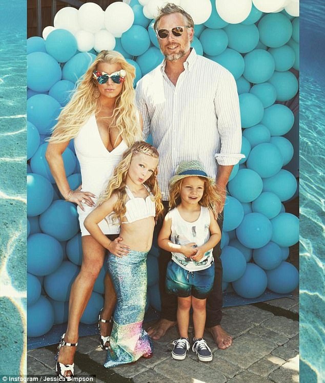 Jessica Simpson say xỉn trong ngày sinh nhật - 7
Nữ ca sỹ tóc vàng thi thoảng chia sẻ những hình ảnh của gia đình hạnh phúc trên trang cá nhân. Jessica Simpson từng qua 1 lần đò trong quá khứ. Cô kết hôn với ca sỹ Nick Lachey từ năm 2002 tới 2006.