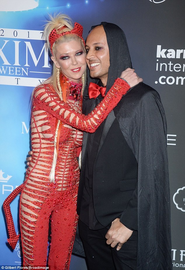 Sao hở bạo trong tiệc Halloween - 7
Tara Reid hạnh phúc đưa người yêu mới ra mắt cánh phóng viên