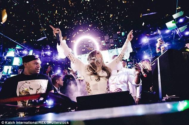 
Ngoài ra bà mẹ 2 con còn bận rộn tại trường quay của phim Second Act
