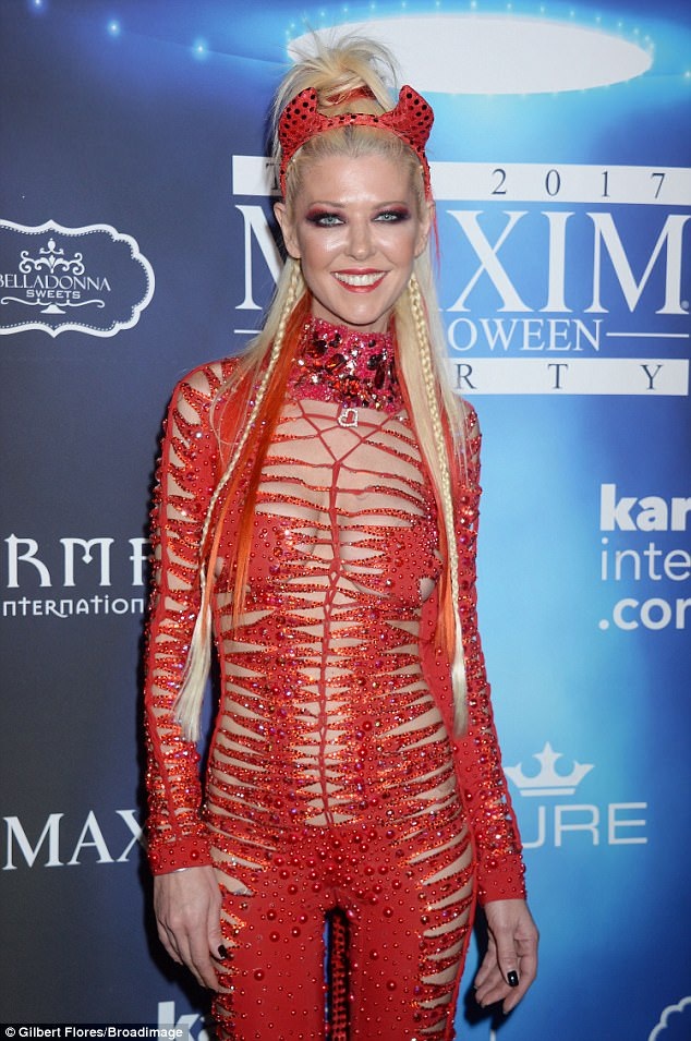 Sao hở bạo trong tiệc Halloween - 8
Nữ diễn viên 42 tuổilộ thân hình siêu gày trong bộ đồ bó sát