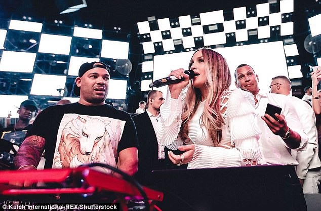 
Jennifer Lopez đóng cùng Milo Ventimiglia trong phim mới
