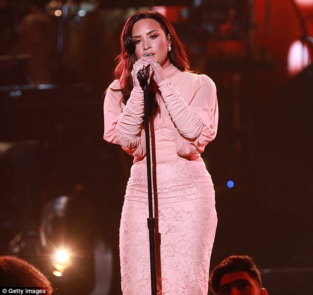 
Demi Lovato thanh lịch trên sân khấu
