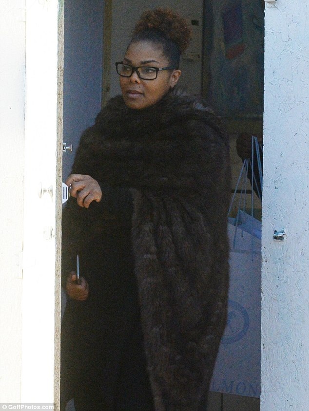 Janet Jackson xuất hiện lần đầu sau khi sinh con - 1
Janet Jackson xuất hiện trên đường phố London ngày 26/1 vừa qua. Diva nhạc Pop vừa sinh con đầu lòng cách đây 3 tuần