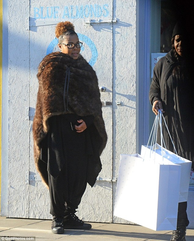 Janet Jackson xuất hiện lần đầu sau khi sinh con - 4
Janet Jackson và chồng đại gia Wissam Al Mana chào đón con trai Eissa cách đây 3 tuần. Hạnh phúc làm mẹ đến muộn màng khiến Janet rất hạnh phúc