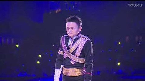 Tỷ phú Jack Ma “gây sốt” với màn hóa trang và nhảy Michael Jackson - 1 Jack Ma khiến các nhân viên của mình phải bất ngờ khi xuất hiện trong bộ trang phục của “ông vua nhạc Pop” Michael Jackson