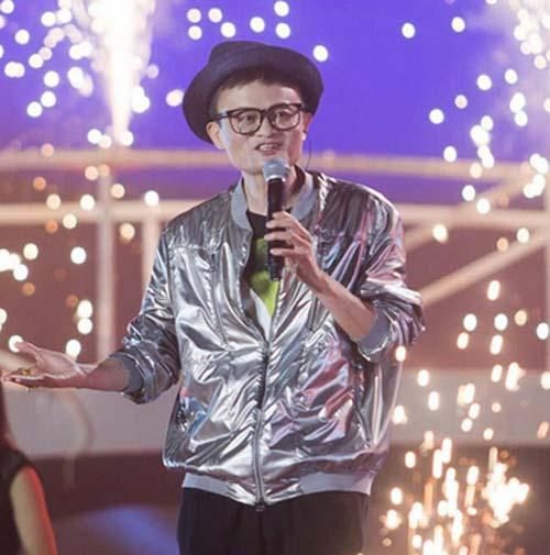 Tỷ phú Jack Ma “gây sốt” với màn hóa trang và nhảy Michael Jackson - 3 Jack Ma xuất hiện trong trang phục phong cách trẻ trung năm 2013
