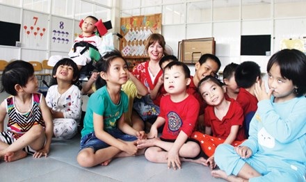Cảm phục tấm lòng “người mẹ ngoại quốc” của hàng trăm trẻ khuyết tật Việt Nam - 1 Cô Jackie Wrafter và những đứa con khuyết tật trong “mái ấm Kỳ Anh”. (Ảnh: Báo Tiền Phong)