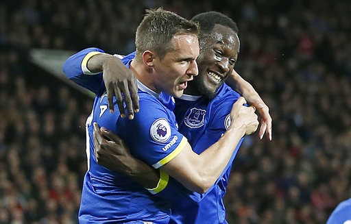 MU 1-1 Everton: May mắn cho "Quỷ đỏ" - 4
Jagielka (trái) chia vui cùng đồng đội sau khi ghi bàn