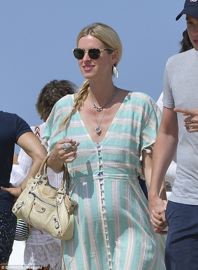 Nicky Hilton mang bầu lần 2 - 1
Nicky Hilton khoe bụng bầu khi đi nghỉ mát tại Saint-Tropez cùng chồng James Rothschild