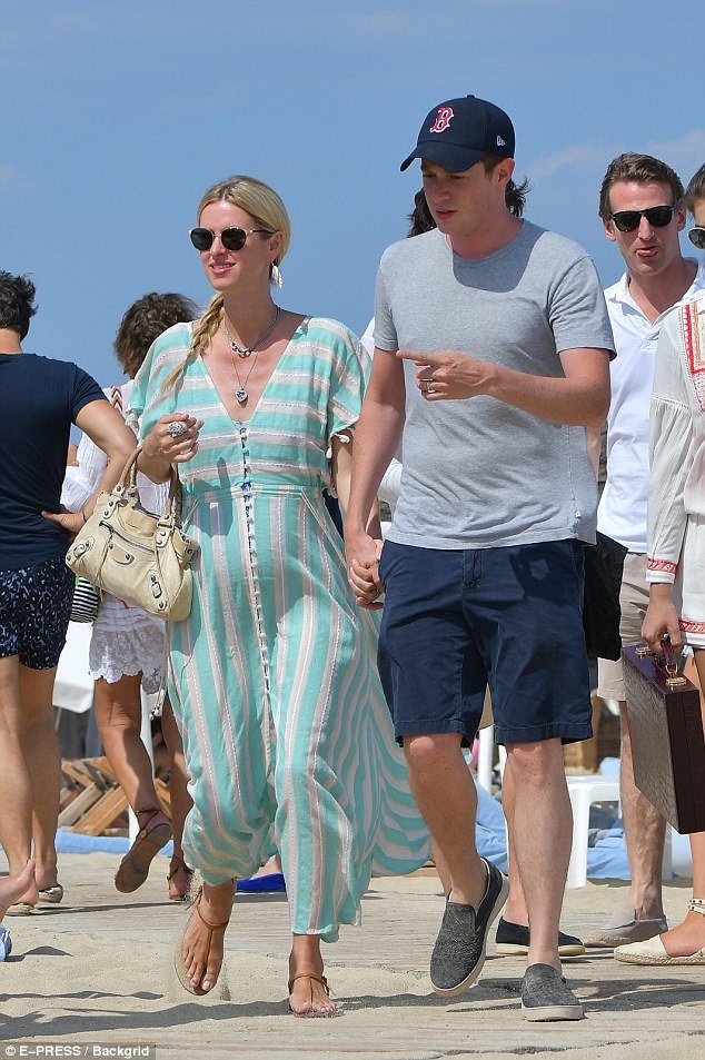 Nicky Hilton mang bầu lần 2 - 3
Nicky Hilton đã xác nhận tin mang bầu lần 2 và cô đang mang thai chừng 4 tháng