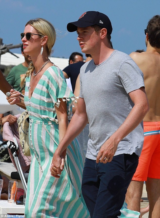 Nicky Hilton mang bầu lần 2 - 4
Em gái Paris Hilton kết hôn với doanh nhân siêu giàu James Rothschild trong hôn lễ xa hoa tại Anh vào tháng 7/2015