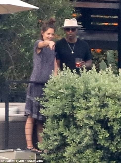 Jamie Foxx tươi rói sau khi công khai tình cảm với Katie Holmes - 17 Jamie Foxx tươi rói sau khi công khai tình cảm với Katie Holmes - 17