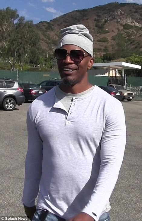 Jamie Foxx tươi rói sau khi công khai tình cảm với Katie Holmes - 2
Jamie Foxx từ chối trả lời câu hỏi của truyền thông về mối quan hệ giữa anh và Katie Holmes. Có thông tin cho rằng, cặp đôi hò hẹn từ năm 2013 nhưng đã nhiều lần phủ nhận điều này.