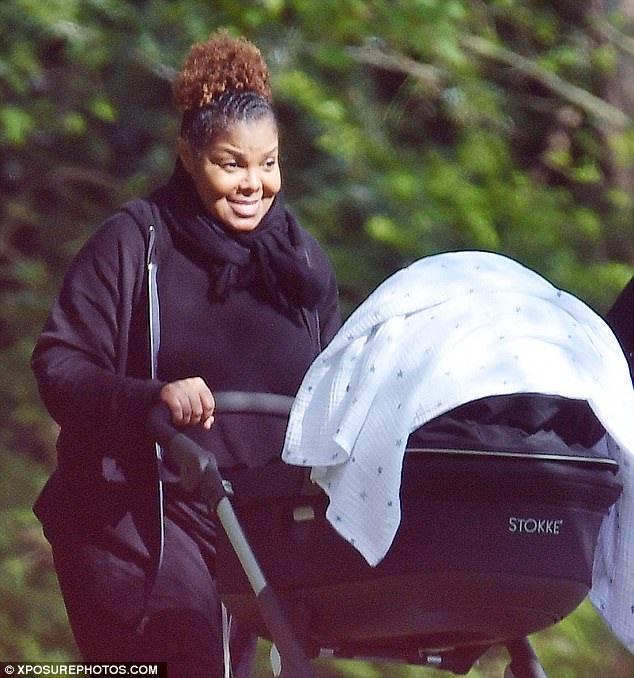 Janet Jackson lộ thân hình nặng nề khi đưa con đi chơi công viên - 1
Janet Jackson đưa con trai 3 tháng tuổi Eissa đi chơi tại công viên ở London ngày 12/4 vừa qua. Nữ ca sỹ 50 tuổi lộ thân hình nặng nề vì tăng cân nhiều khi bầu bí