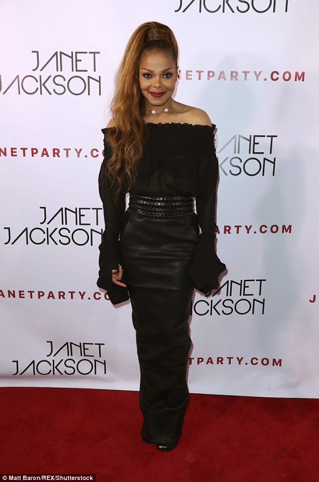 Janet Jackson thon thả đáng kinh ngạc - 1
Janet Jackson thon thả và sành điệu dự tiệc tại Los Angeles ngày 8/10 vừa qua. Cô tổ chức tiệc mừng buổi diễn thành công và bán cháy vé