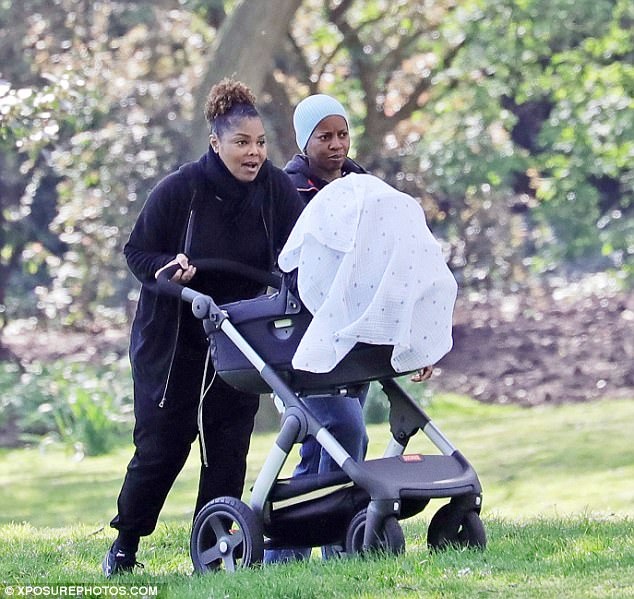 Janet Jackson lộ thân hình nặng nề khi đưa con đi chơi công viên - 2
Ngôi sao 50 tuổi cùng trợ lý đi dạo công viên, cô có vẻ như chưa giảm cân được nhiều từ sau khi sinh con