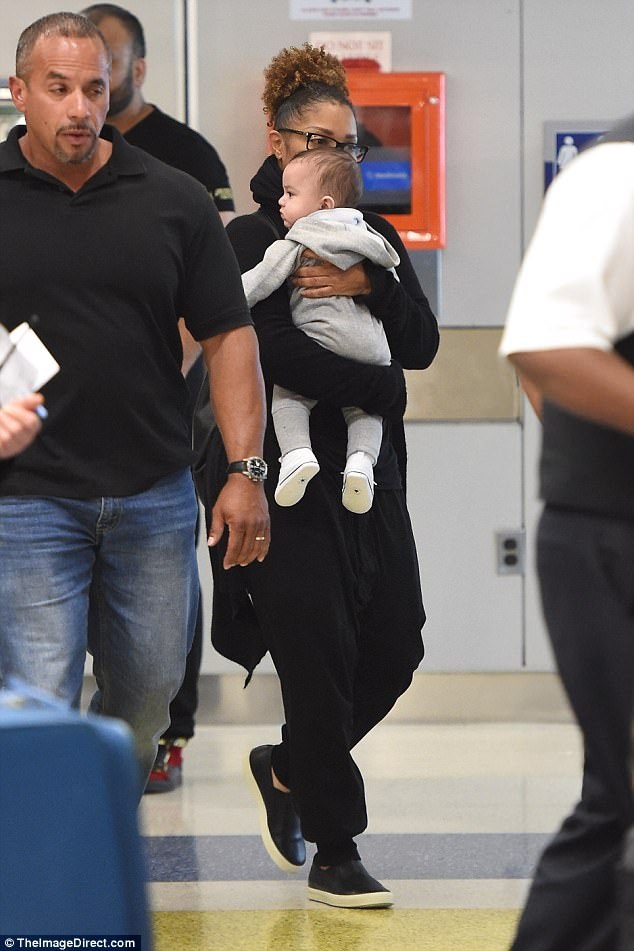 Janet Jackson xuất hiện bên con cưng tại New York - 2
Sinh con lần đầu tiên ở tuổi 50, Janet Jackson ngập tràn hạnh phúc