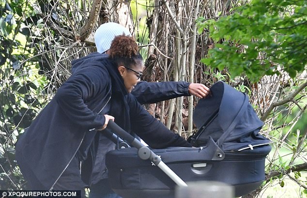 Janet Jackson lộ thân hình nặng nề khi đưa con đi chơi công viên - 3
Ngôi sao người Mỹ liên tục cưng nựng con trai nhỏ. Cô vẫn đang giữ im lặng trước thông tin cuộc hôn nhân của mình và tỷ phú Qatar đã tan vỡ