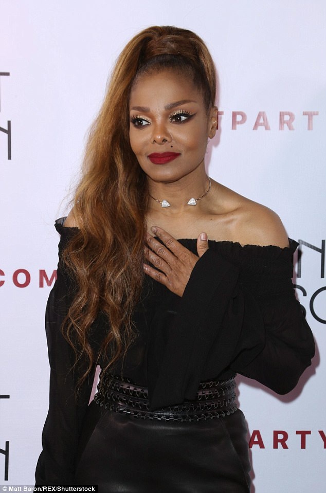 Janet Jackson thon thả đáng kinh ngạc - 3
Janet Jackson tăng cân rất nhiều khi mang thai lần đầu ở tuổi 50 nhưng sau khi sinh con trai Eissa, nữ ca sỹ da màu đã lấy lại dáng thần tốc để quay lại sân khấu