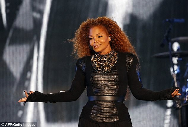 Janet Jackson xuất hiện bên con cưng tại New York - 6
Janet Jackson được cho là đã mệt mỏi vì cuộc sống bó buộc và muốn được quay lại Mỹ tiếp tục đi biểu diễn