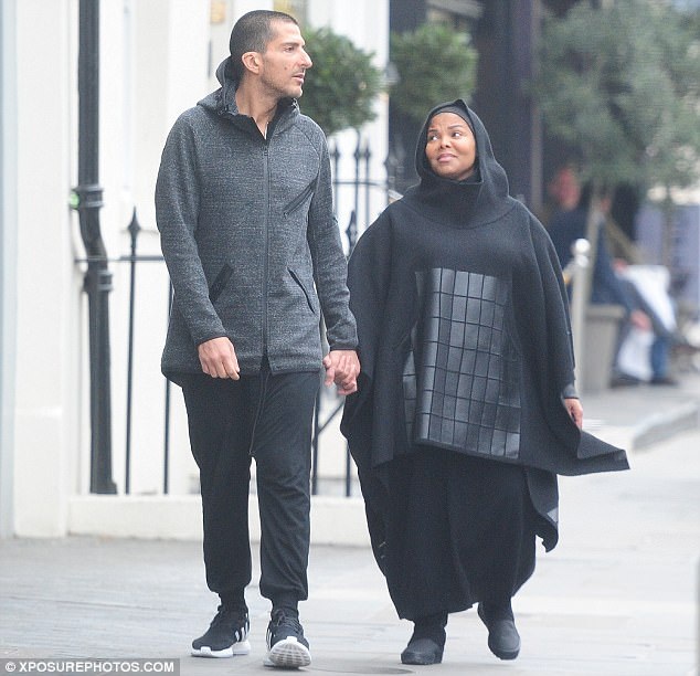 Janet Jackson lộ thân hình nặng nề khi đưa con đi chơi công viên - 7
Chồng của ngôi sao nhạc Pop kém cô 8 tuổi và là doanh nhân giàu có tới từ Qatar, anh theo đạo Hồi, là người kín đáo, nghiêm túc, chỉ đọc sách và sưu tầm đồ cổ khi rảnh rỗi. Janet Jackson cũng đã thay đổi rất nhiều sau hôn nhân nhưng có lẽ cuộc sống đó khiến cô mệt mỏi.