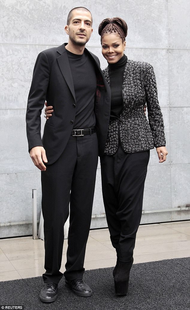 Janet Jackson xuất hiện bên con cưng tại New York - 7
Janet và chồng cũ luôn yêu mến, tin tưởng nhau và họ sẽ cùng chăm sóc con trai nhỏ. Janet Jackson muốn mọi việc diễn ra trong êm đềm và cuộc sống hiện tại khiến cô ấy thấy hạnh phúc, một nguồn tin cho hay.